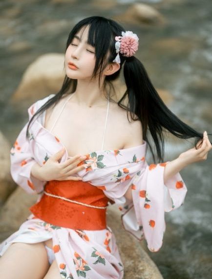 日韩美女在游泳馆_HD在线播放
